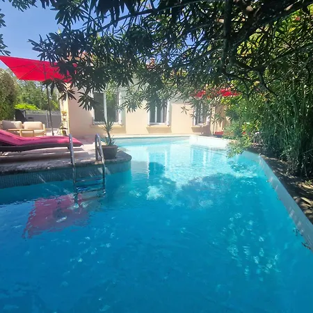 Avec Piscine à Villa